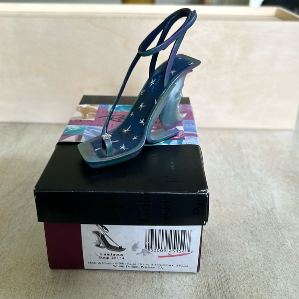 Just the Right Shoe - 2001 Luminous 25154